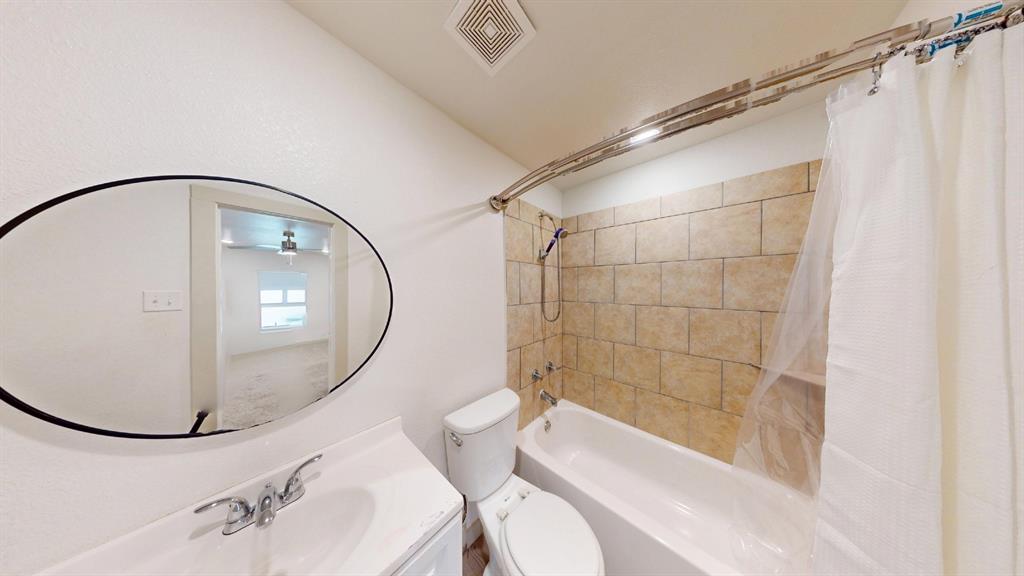 2554 Marfa Avenue Dallas, TX 75216 - Photo 18 of 19 Full bath featuring shower / bath combo and vanity