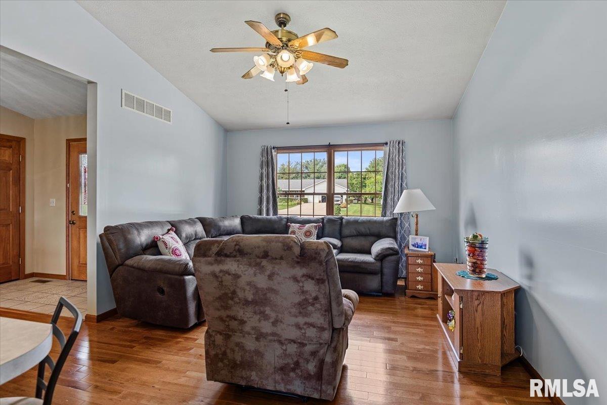 6 Trussell Road Jacksonville, IL 62650 - Photo 4 of 39 Gallery Image 4