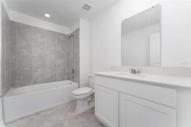 a view of empty room with window