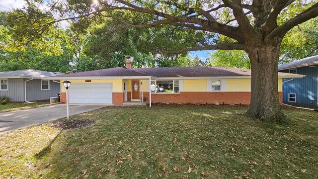 a view of a house with a yard