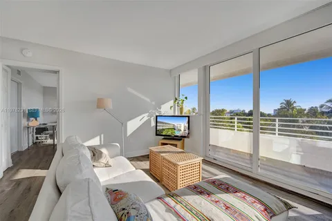 $3,500 | 7800 Collins Avenue, Unit 409, Miami Beach, FL 33141