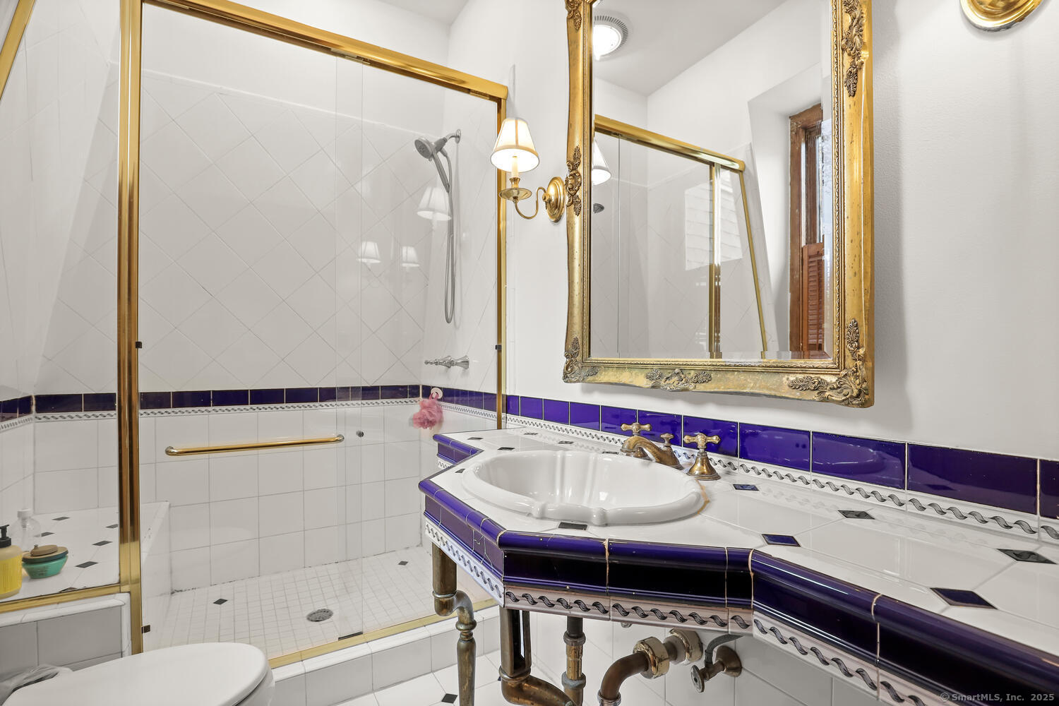 47 Hollow Tree Ridge Road Darien, CT 06820 - Photo 14 of 40 a bathroom with a bathtub and a sink