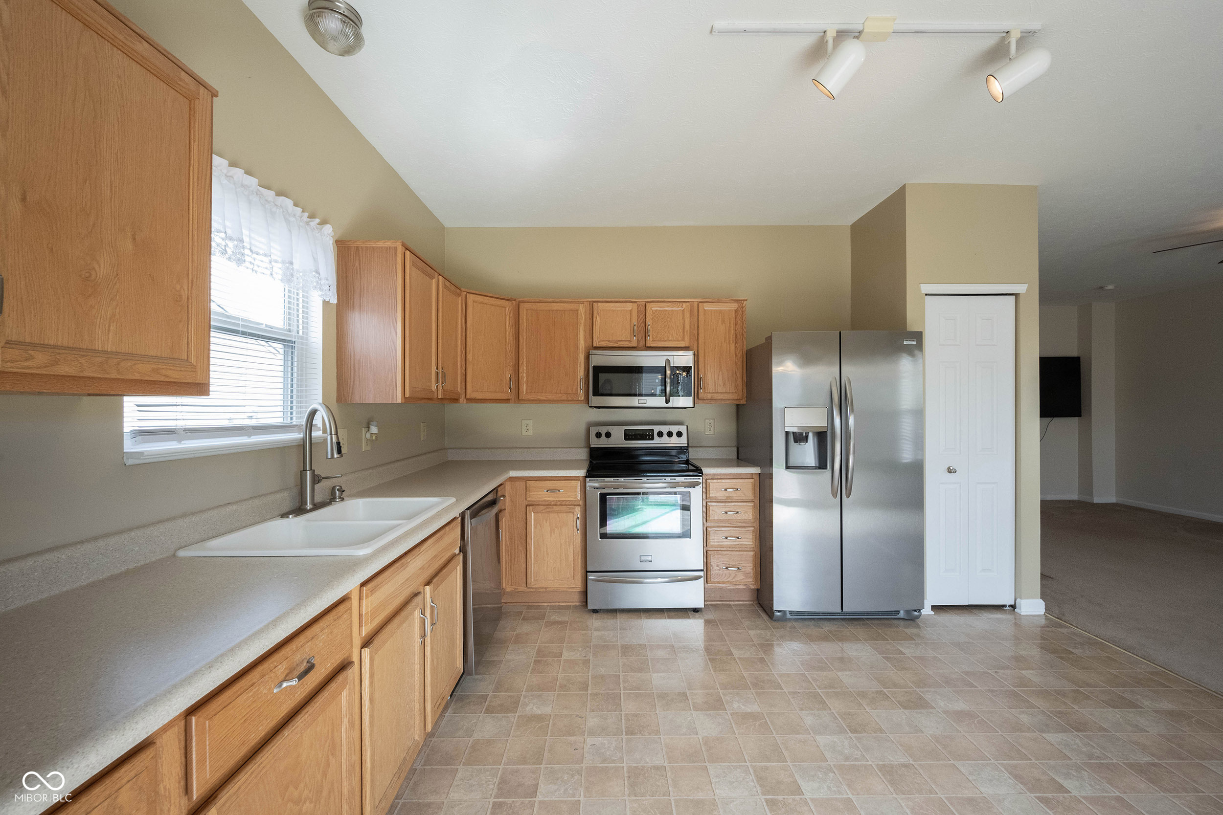 12237 Packers Avenue Fishers, IN 46037 - Photo 5 of 36