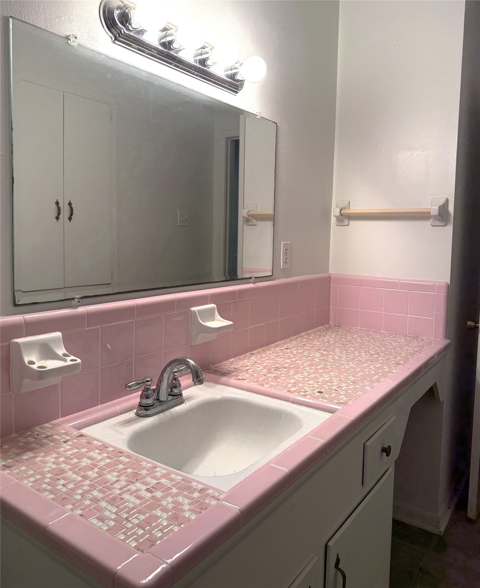 1036 8th Street Hempstead, TX 77445 - Photo 22 of 27 counter in hall bath