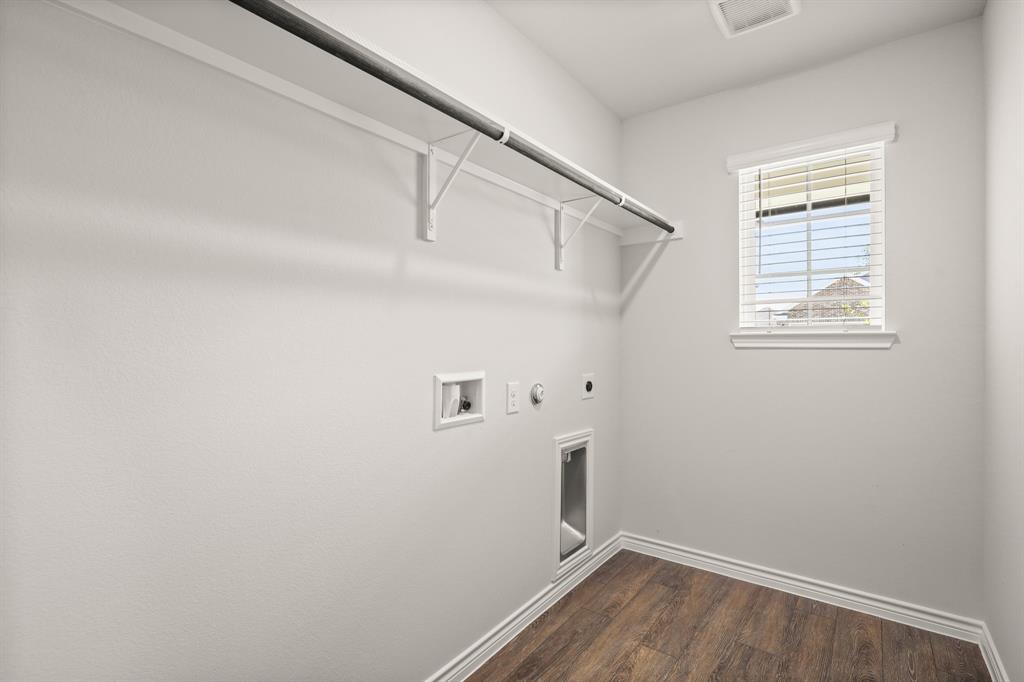 1508 Romans Road Ennis, TX 75119 - Photo 7 of 19 an empty room with windows