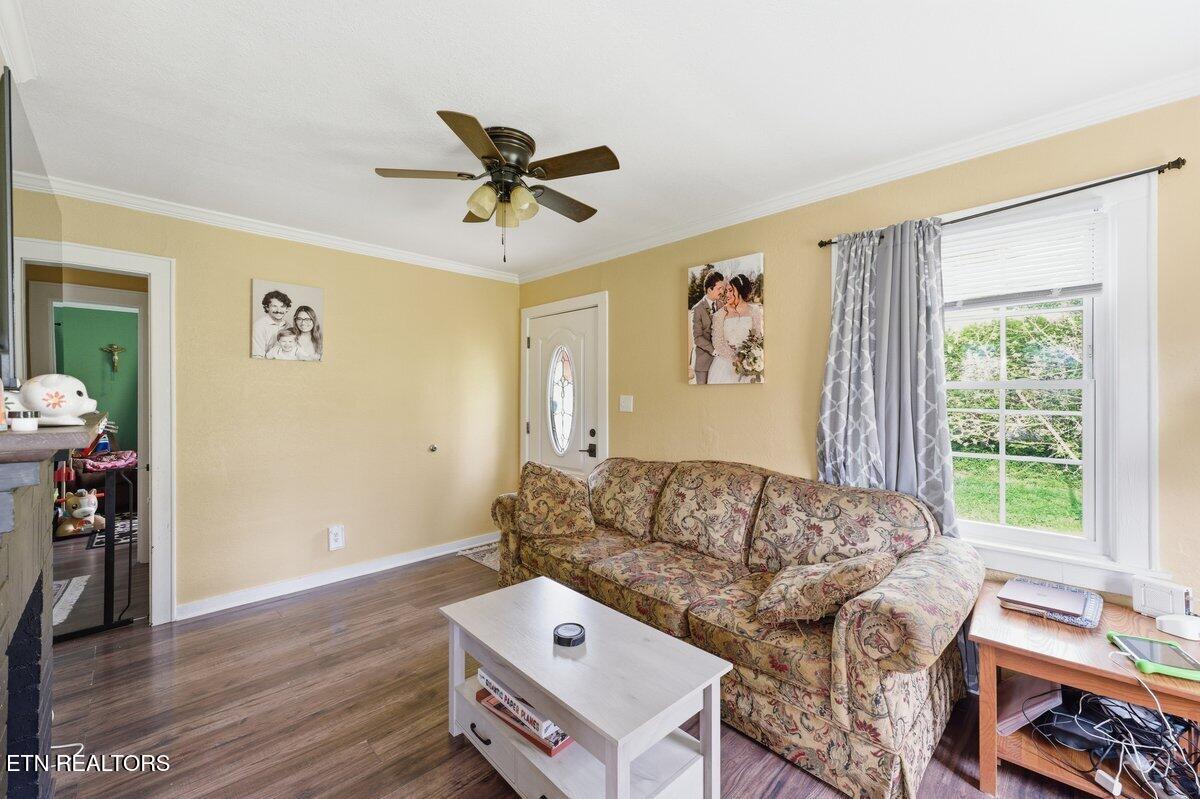219 Pine Street Clinton, TN 37716 - Photo 7 of 23 Living Room 3 (5)