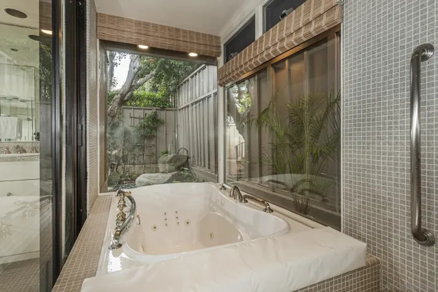 $18,000,000 | 1920 Spindrift Drive, La Jolla, CA 92037