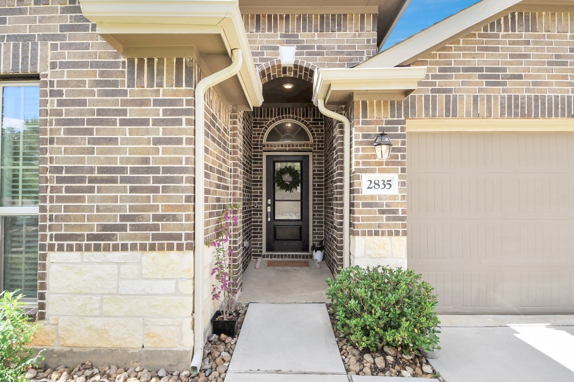 2835 Mistygate Court Conroe, TX 77301 - Photo 3 of 35 Covered front entry with arched detail provides a welcoming transition into the home.