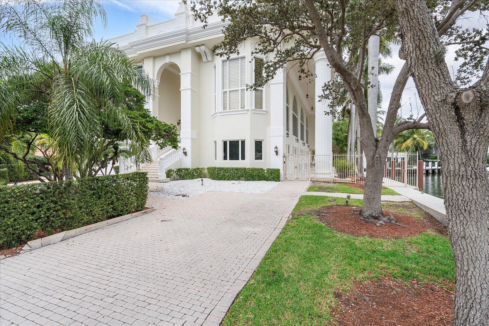 414 Riviera Isle Drive Fort Lauderdale, FL 33301 - Photo 4 of 70 a front view of a house with a yard