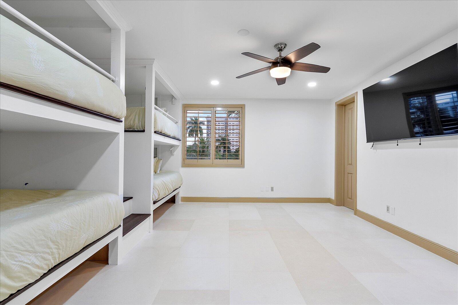 414 Riviera Isle Drive Fort Lauderdale, FL 33301 - Photo 41 of 70 a view of a livingroom with a ceiling fan and window