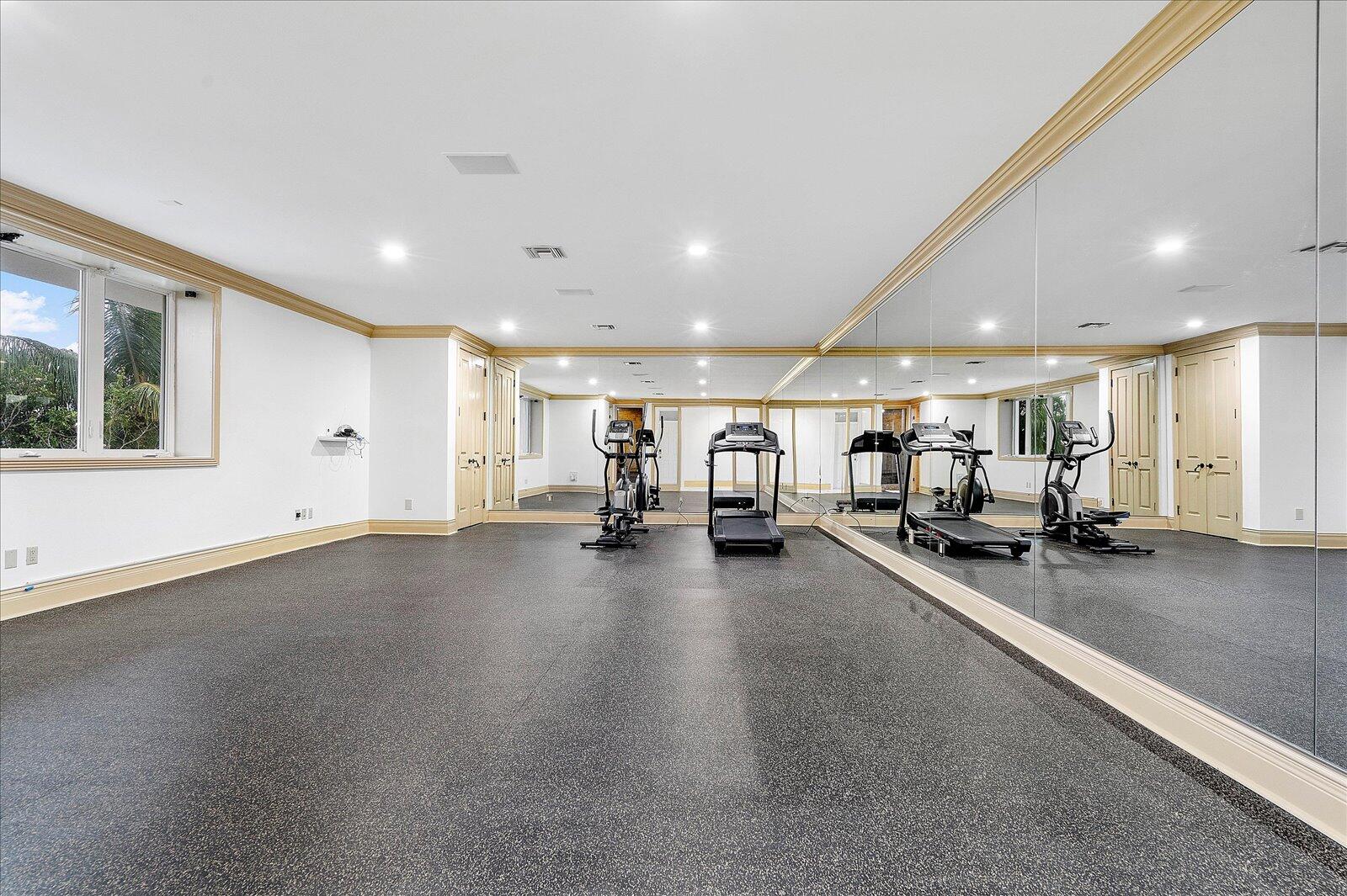 414 Riviera Isle Drive Fort Lauderdale, FL 33301 - Photo 42 of 70 a view of a room with gym equipment