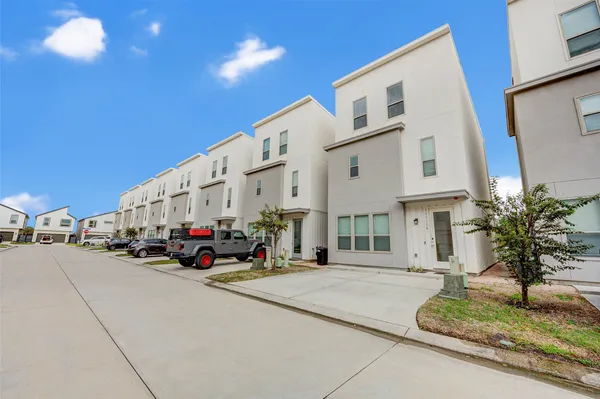 $469,900 | 18732 Centro Main Street, Shenandoah, TX 77385