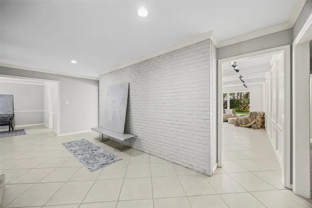 a view of a livingroom with furniture and ceiling fan