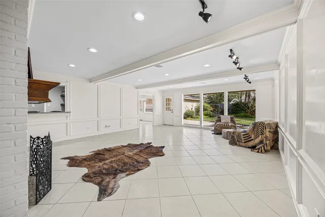 a view of a livingroom with furniture and furniture