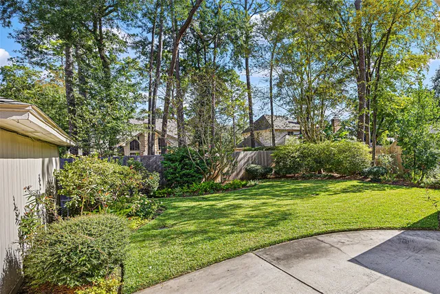 a view of a back yard of the house