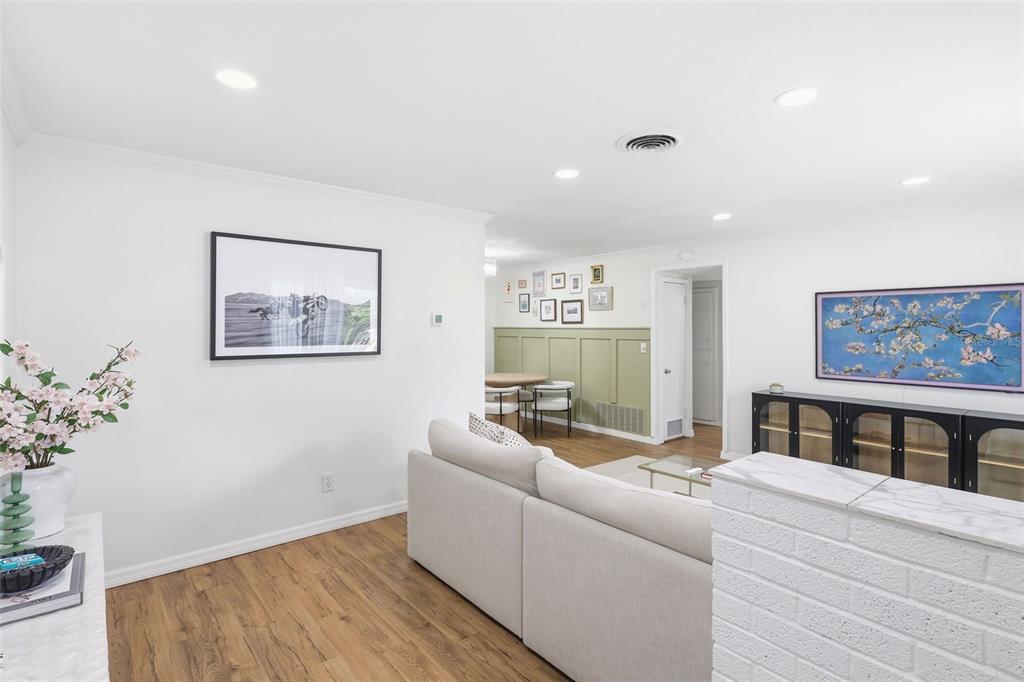 1291 Oxford Road Maitland, FL 32751 - Photo 5 of 37 a living room with furniture and a potted plant