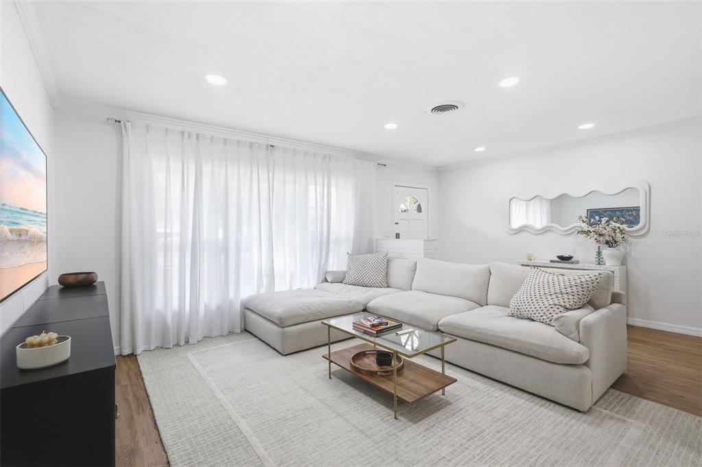 1291 Oxford Road Maitland, FL 32751 - Photo 9 of 37 a living room with furniture and a window