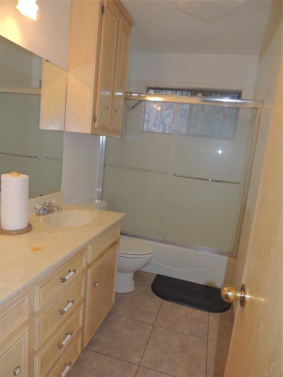 5518 Chimney Rock Road Abilene, TX 79606 - Photo 23 of 29 a bathroom with a bathtub and shower