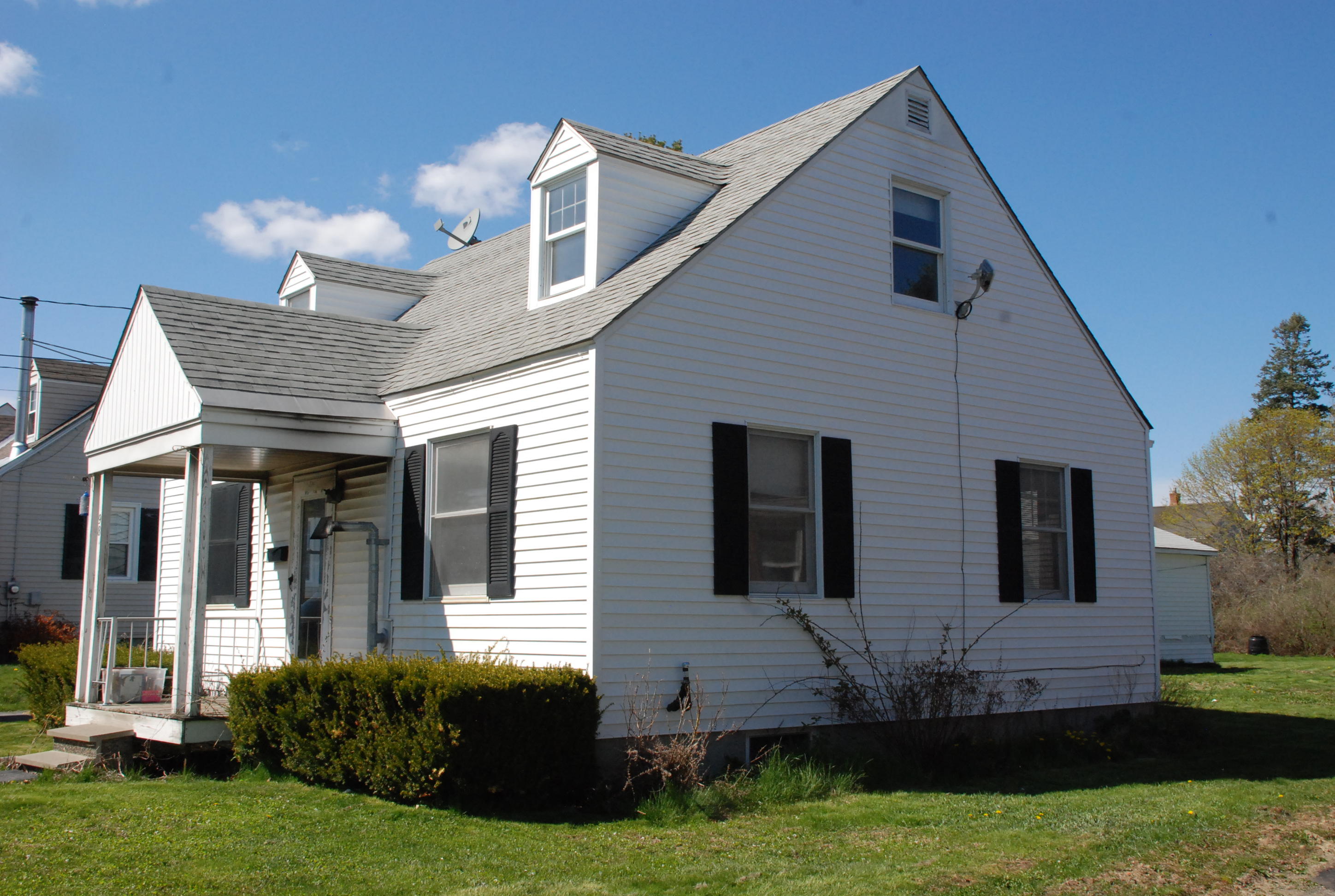 98 Crestmont Road Bangor, ME 04401 - Photo 1 of 18 Side View