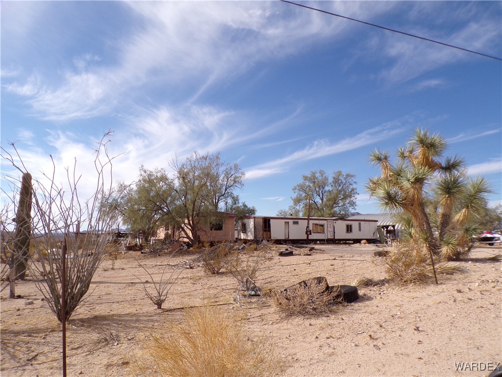 14355 Anegam Road Yucca, AZ 86438 - Photo 4 of 16 Front of Structure
