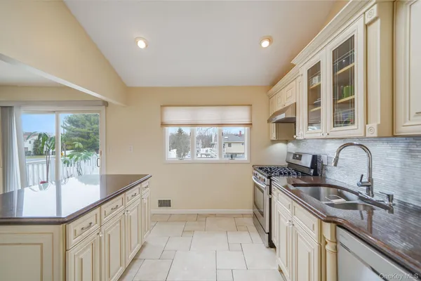 $739,000 | 70 Boulevard Avenue, West Islip, NY 11795