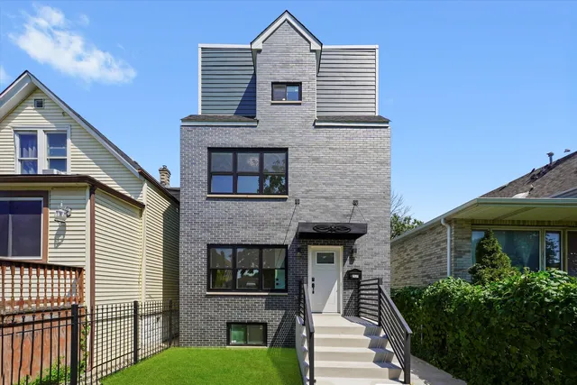 $780,000 | 2537 North Luna Avenue, Chicago, IL 60639