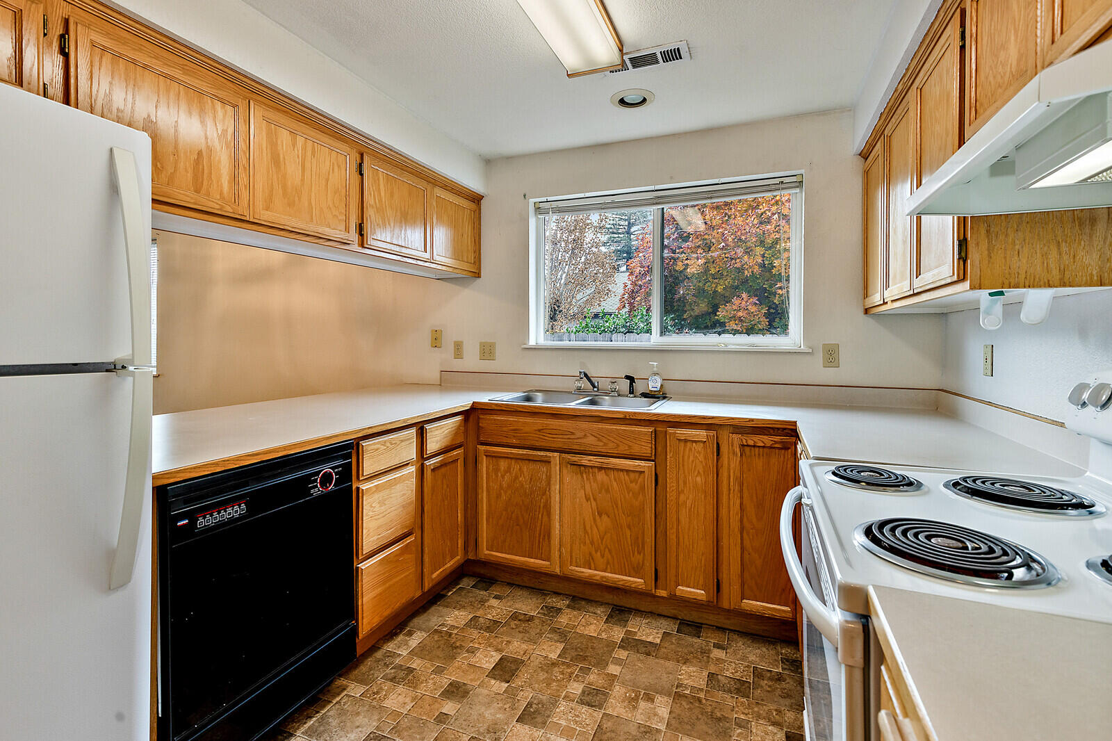 641 Southwest Balsam Road Grants Pass, OR 97526 - Photo 3 of 28 Kitchen!