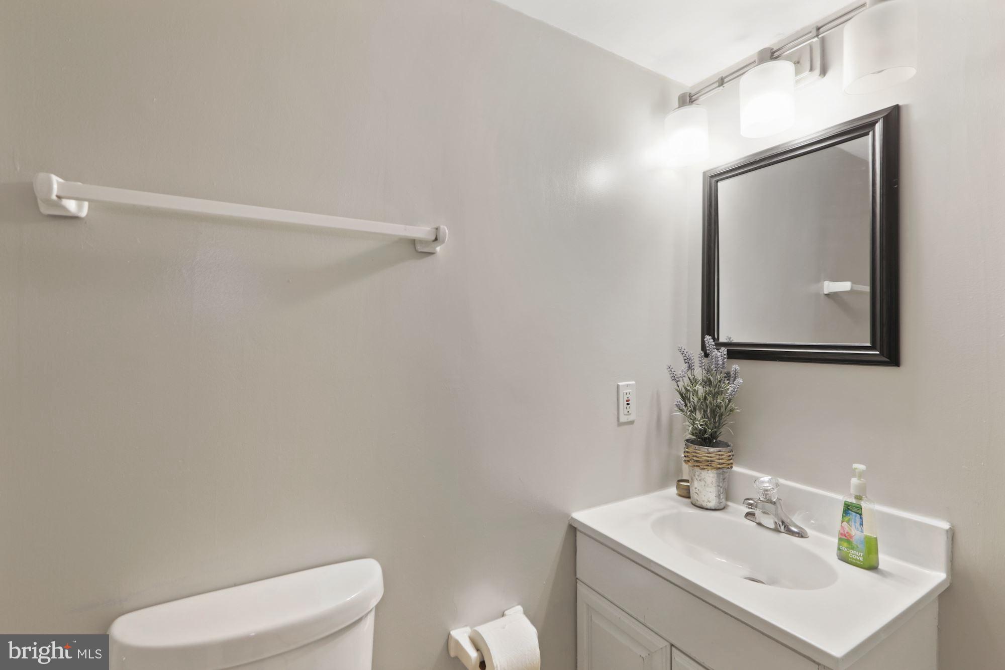 2734 Crooked Run Road Delaplane, VA 20144 - Photo 21 of 38 2nd bath