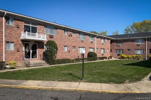 $2,895 | 91 South Clinton Avenue, Unit 8B, Bay Shore, NY 11706