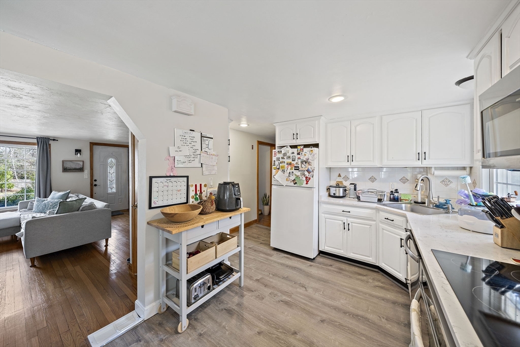 95 Oriole Road, Unit 95 Stoughton, MA 02072 - Photo 4 of 32