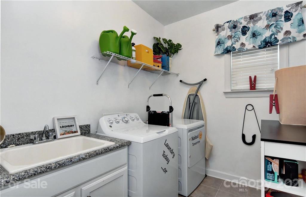 4978 Samoa Ridge Drive Lancaster, SC 29720 - Photo 16 of 38 a utility room with dryer and washer