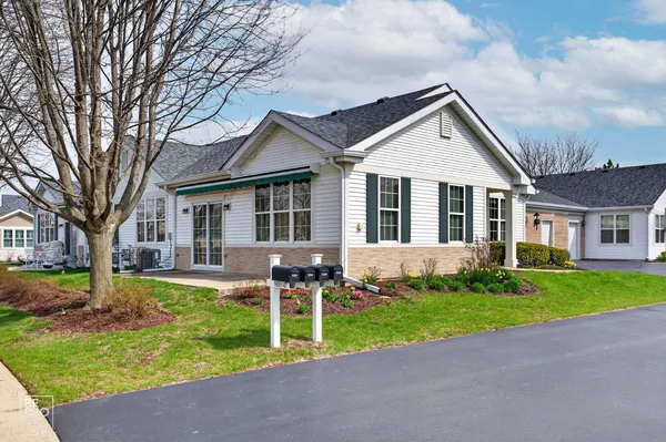 $270,000 | 16501 Buckner Pond Way, Unit 16501, Crest Hill, IL 60403