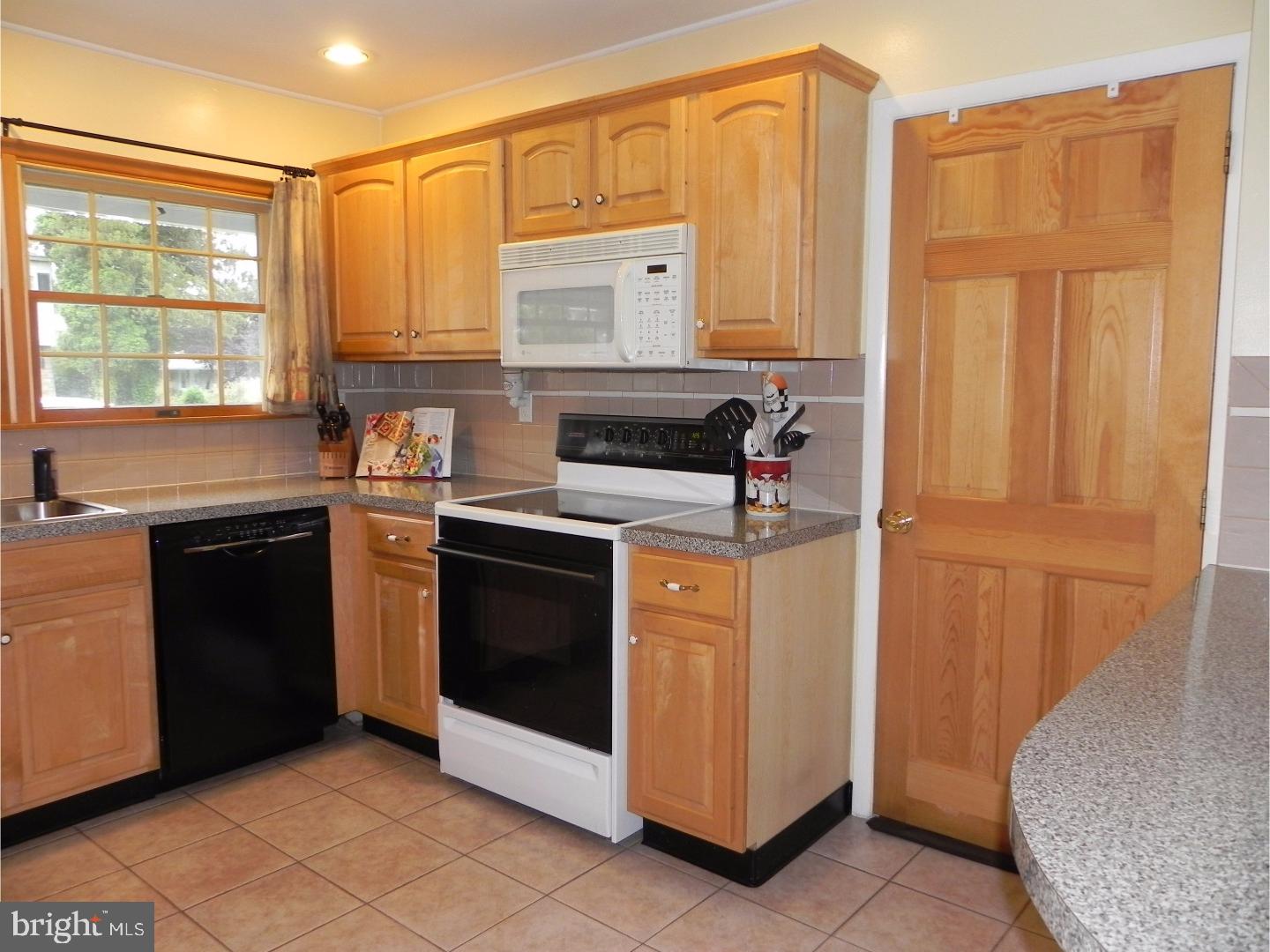 31 Hydrangea Road Levittown, PA 19056 - Photo 6 of 18 Kitchen