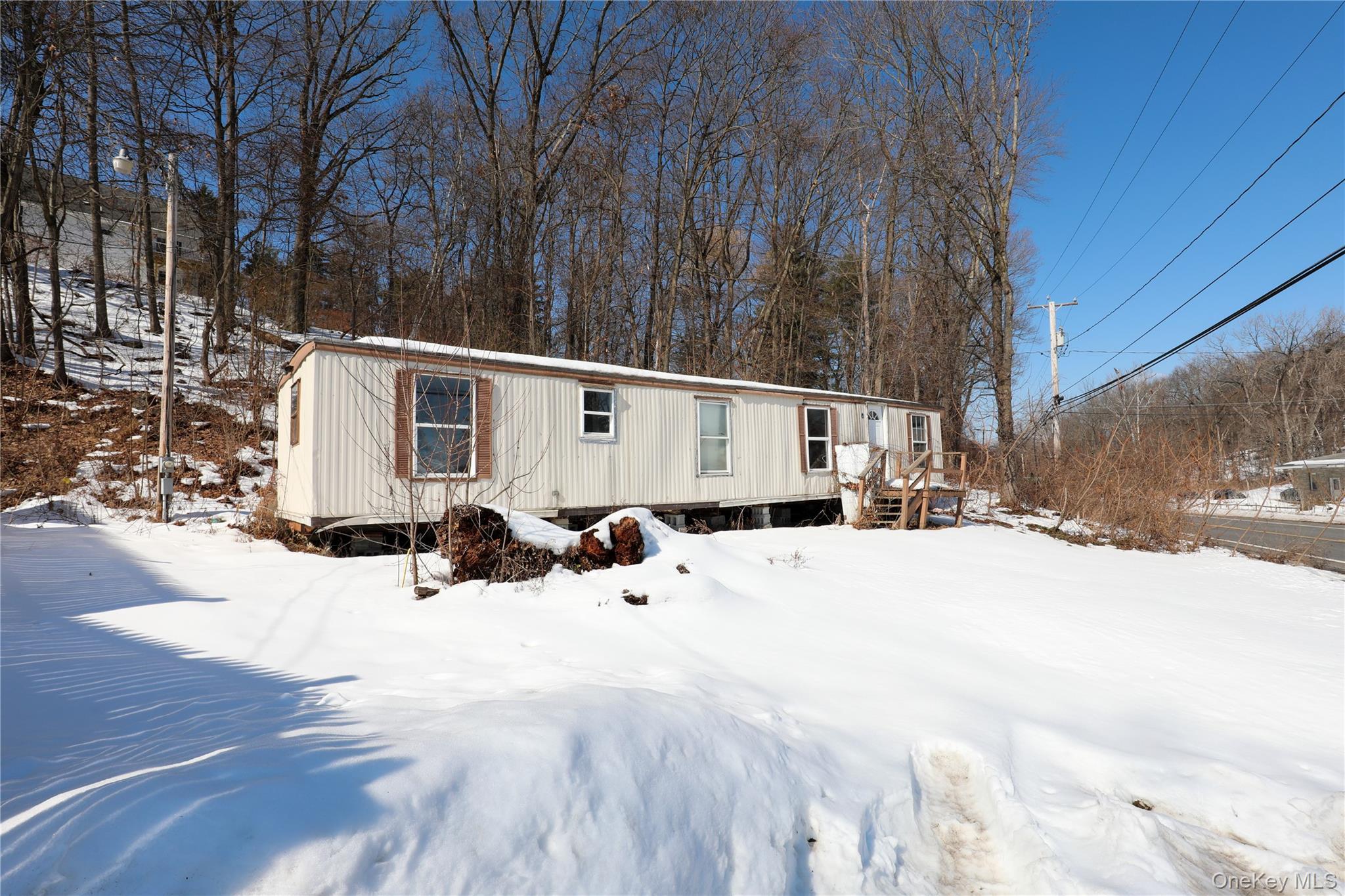 654 Broadway, Unit 9W Esopus, NY 12487 - Photo 19 of 26 a view of a white house