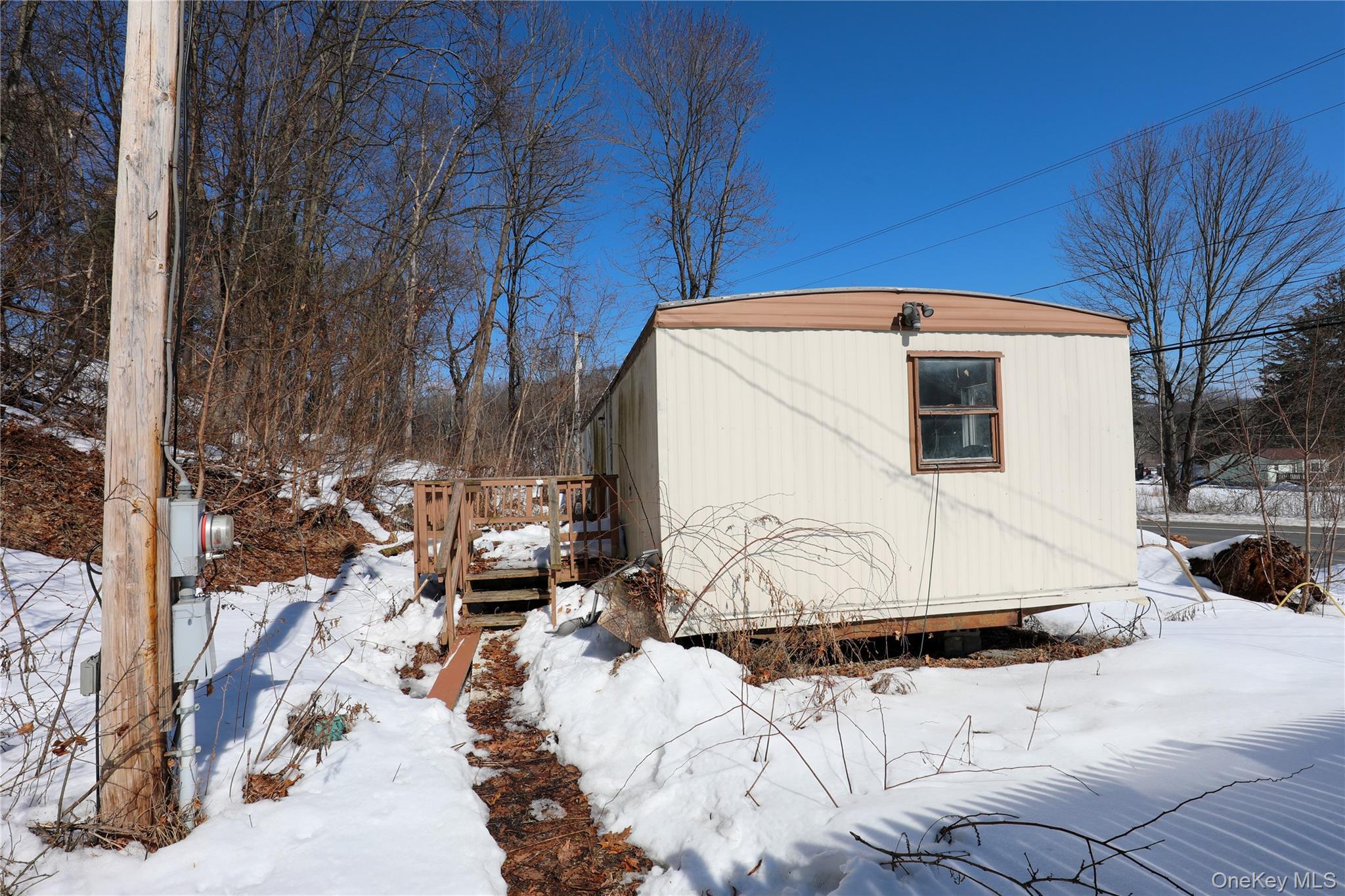 654 Broadway, Unit 9W Esopus, NY 12487 - Photo 20 of 26 a view of a back yard of the house