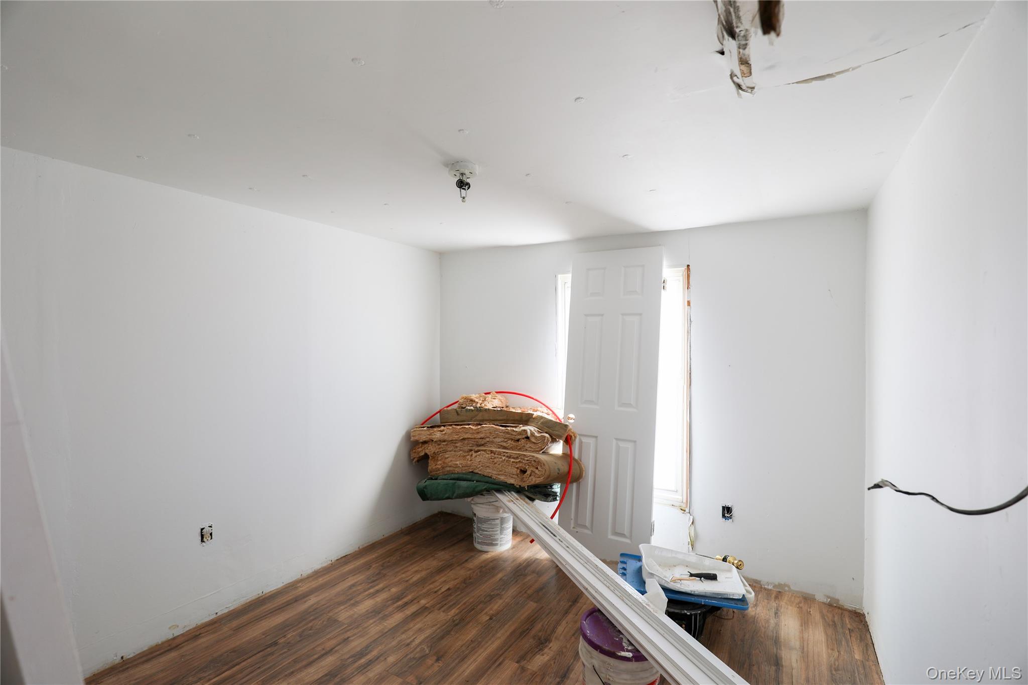 654 Broadway, Unit 9W Esopus, NY 12487 - Photo 23 of 26 a room with a table and a chandelier