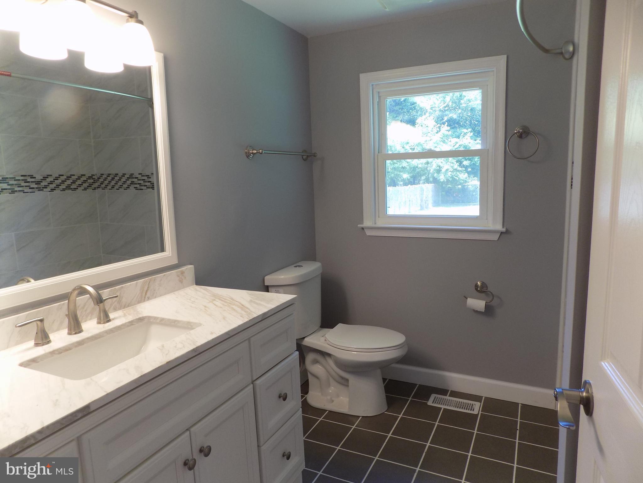 620 Romancoke Road Stevensville, MD 21666 - Photo 29 of 47 Full bath in hallway.