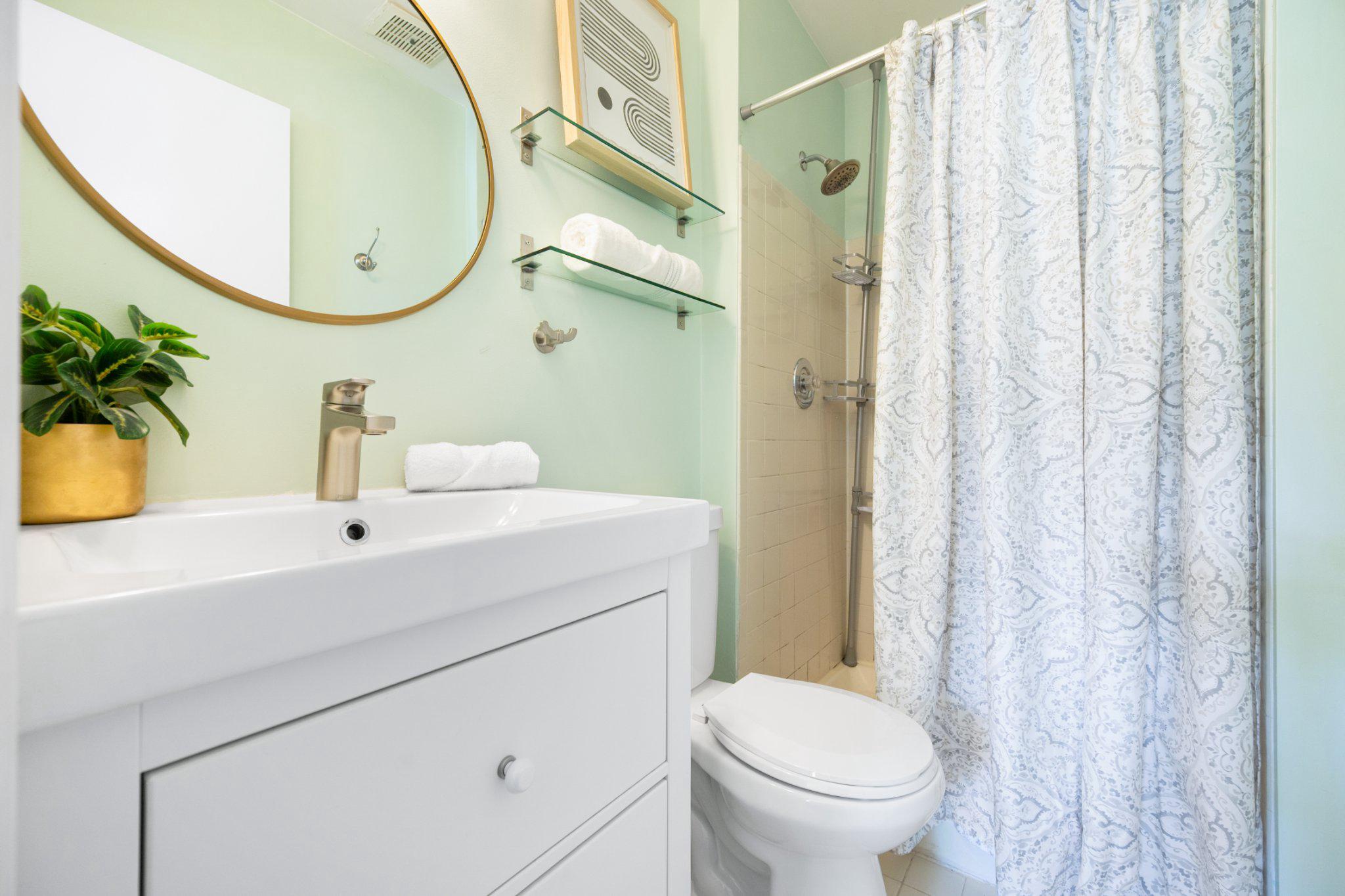 10364 Castlehedge Terrace Silver Spring, MD 20902 - Photo 18 of 31 En suite primary bathroom