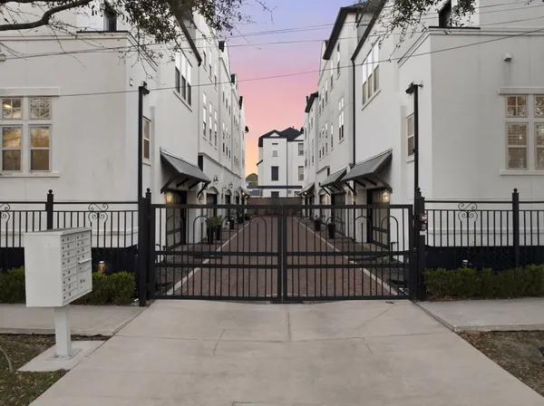 $585,000 | 1135 West 21st Street, Houston, TX 77008