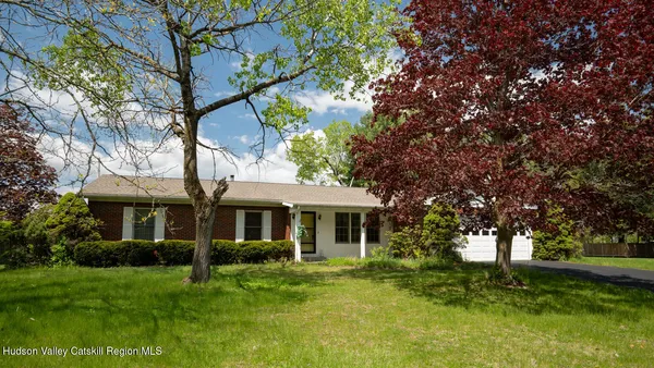 $425,000 | 10 Cortland Drive, Kinderhook, NY 12106