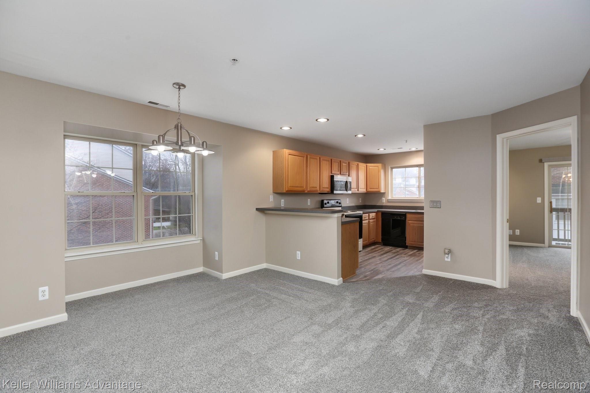 8-web-or-mls-17030 Farmington Rd0007.jpg
