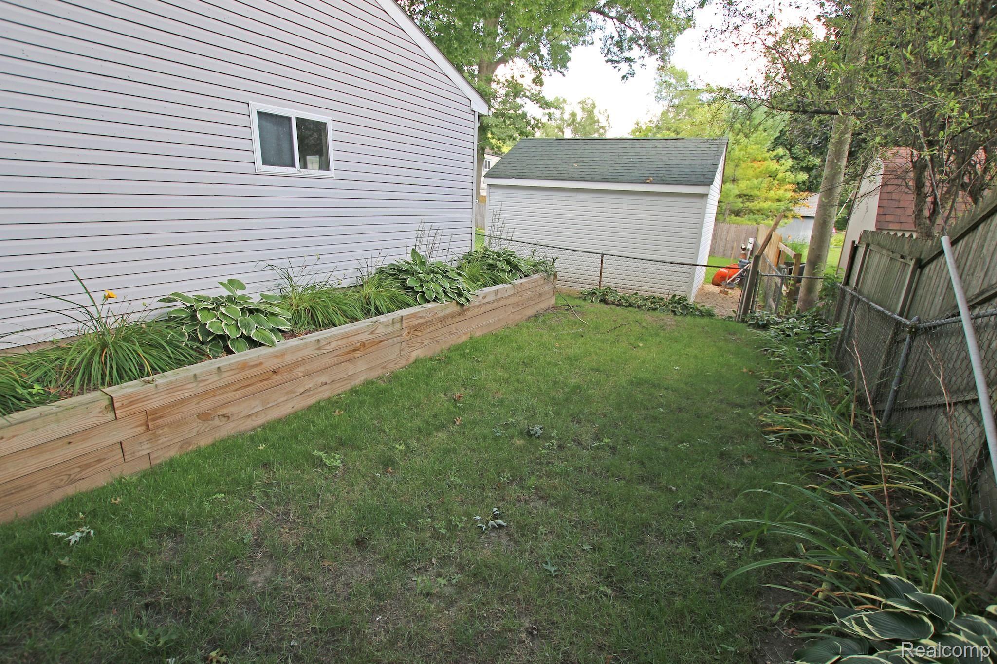 5825 Crescent Road Waterford, MI 48327 - Photo 38 of 44 38) Backyard.jpg