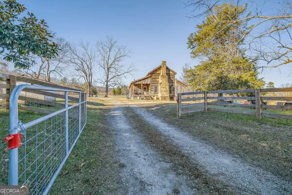 a view of a house with backyard