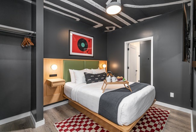 50 Music Square West, Unit 114 Nashville, TN 37203 - Photo 25 of 83 a bedroom with a bed and a lamp