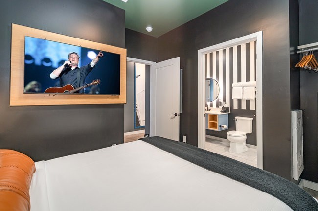 50 Music Square West, Unit 114 Nashville, TN 37203 - Photo 54 of 83 a bedroom with a bed and wall painting