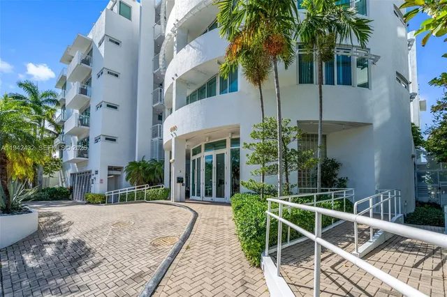 $4,000 | 6580 Indian Creek Drive, Unit 304, Miami Beach, FL 33141