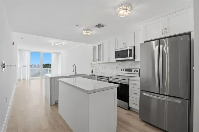 $4,000 | 6580 Indian Creek Drive, Unit 304, Miami Beach, FL 33141