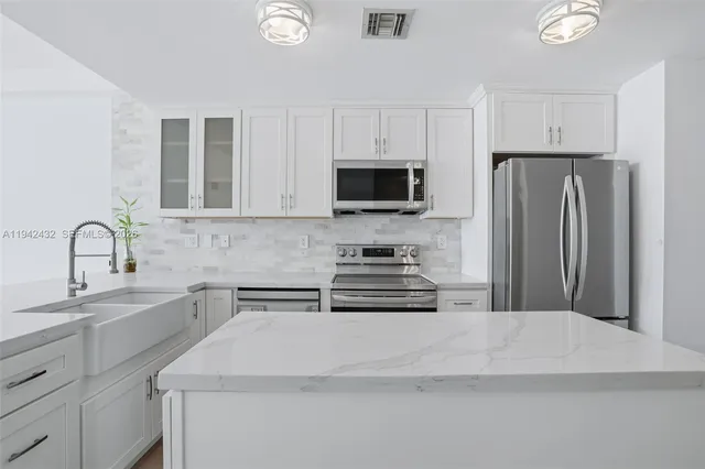 $4,000 | 6580 Indian Creek Drive, Unit 304, Miami Beach, FL 33141