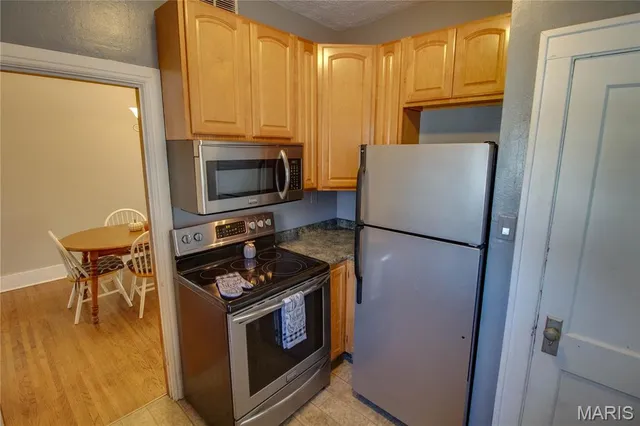 $130,000 | 469 Tipton Avenue, Wood River, IL 62095