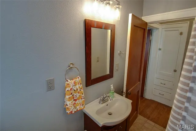 $130,000 | 469 Tipton Avenue, Wood River, IL 62095